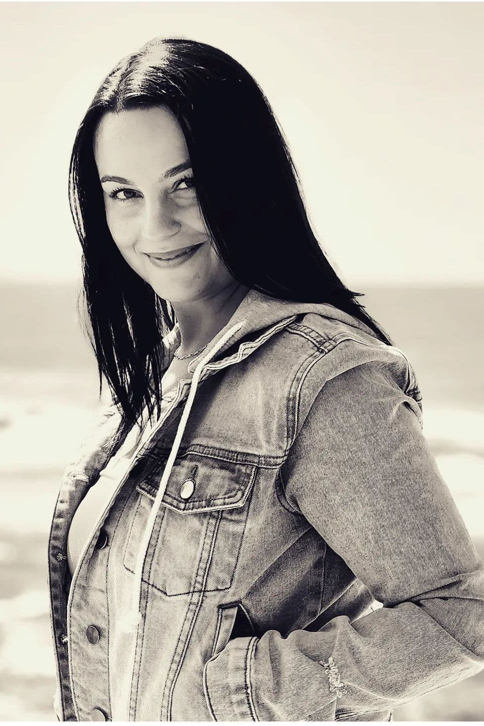 Jessica Parra - Sales Associate in Calabasas, CA